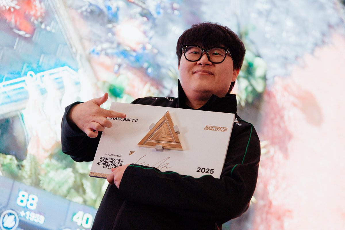 Two tickets to Riyadh gone, two still up for grabs - <a href="/SC2_Solar/">강민수</a> claims his spot in #EWC25 as a <a href="/TeamFalconsGG/">Team Falcons</a> representative in StarCraft II 👏

The Road to EWC, live from DreamHack Dallas, continues tomorrow 👋