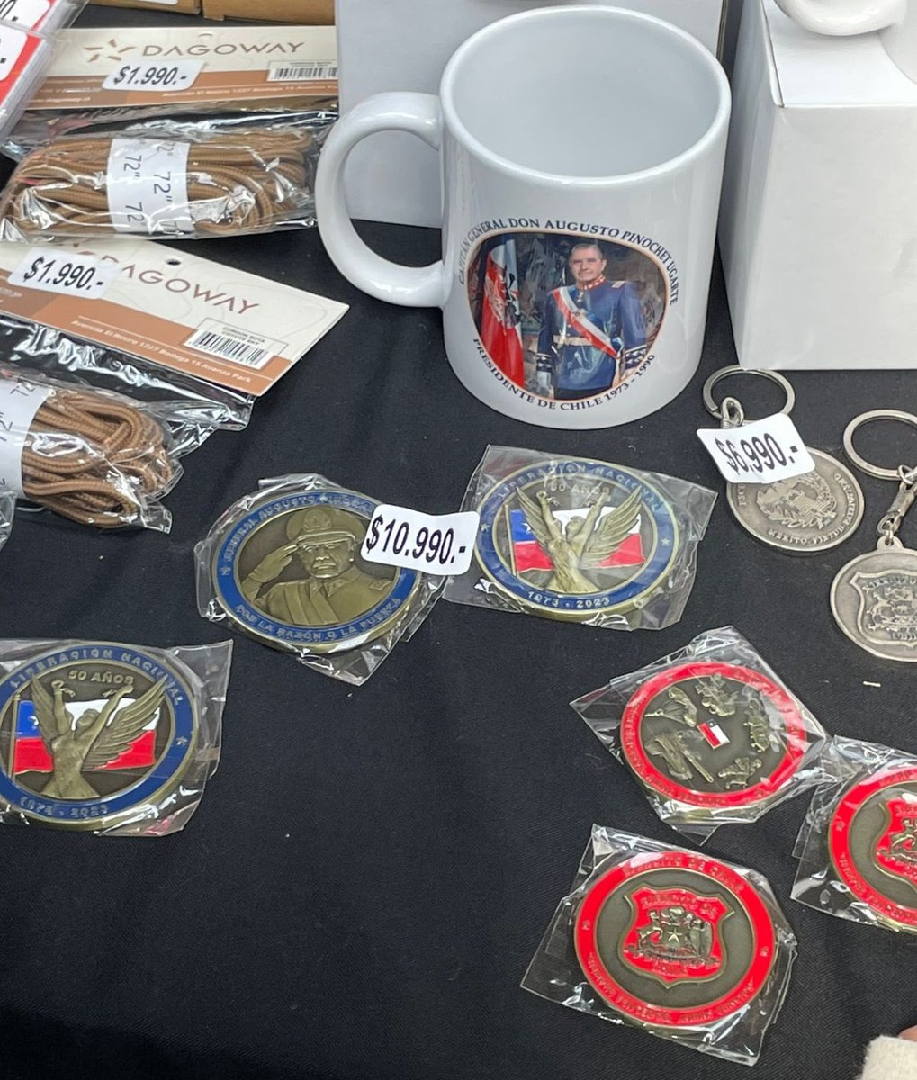 La Marejada 🌊 (@lamarejada_cl) on Twitter photo En el Día del Patrimonio 2025 dentro de la Escuela Militar <a href="/Ejercito_Chile/">Ejército de Chile</a> venta de souvenirs con la imagen del dictador, tirano, violador de DDHH, corrupto y narcotraficante Augusto Pinochet.
cc: ministra <a href="/DelpianoAdriana/">Adriana Delpiano</a> <a href="/mindefchile/">Ministerio de Defensa Nacional</a> @gobiernodechile #Boric. #DiaDelPatrimonio En el Día del Patrimonio 2025 dentro de la Escuela Militar <a href="/Ejercito_Chile/">Ejército de Chile</a> venta de souvenirs con la imagen del dictador, tirano, violador de DDHH, corrupto y narcotraficante Augusto Pinochet.
cc: ministra <a href="/DelpianoAdriana/">Adriana Delpiano</a> <a href="/mindefchile/">Ministerio de Defensa Nacional</a> @gobiernodechile #Boric. #DiaDelPatrimonio