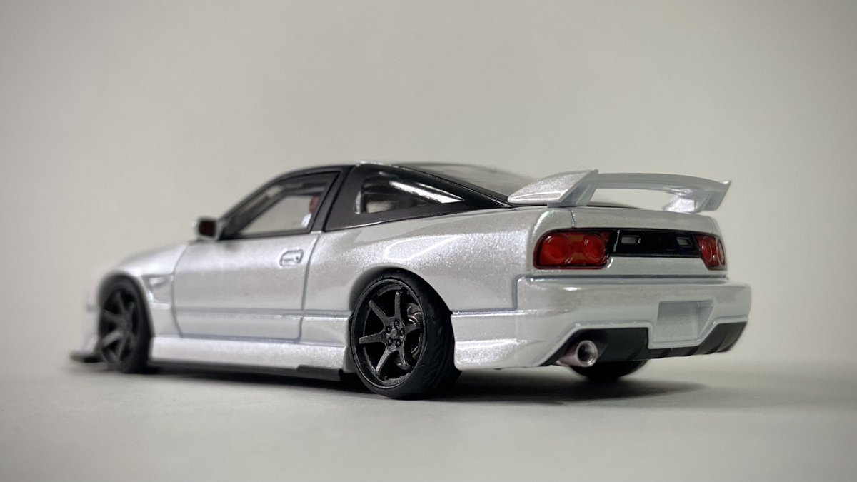 Ry0u_Ry0u's tweet photo. パールホワイトの塗装がキレイなMicroTurboの180SX
程よくワイドなフェンダーや細かく作り込まれた内装類がカッコいい
実はベアリング内蔵モデルでタイヤの回転がとても滑らか
#MicroTurbo https://t.co/mOZSaYeNhy