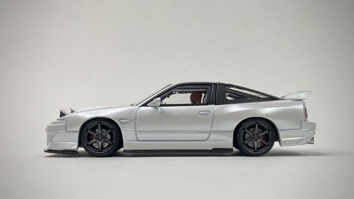 Ry0u_Ry0u's tweet photo. パールホワイトの塗装がキレイなMicroTurboの180SX
程よくワイドなフェンダーや細かく作り込まれた内装類がカッコいい
実はベアリング内蔵モデルでタイヤの回転がとても滑らか
#MicroTurbo https://t.co/mOZSaYeNhy