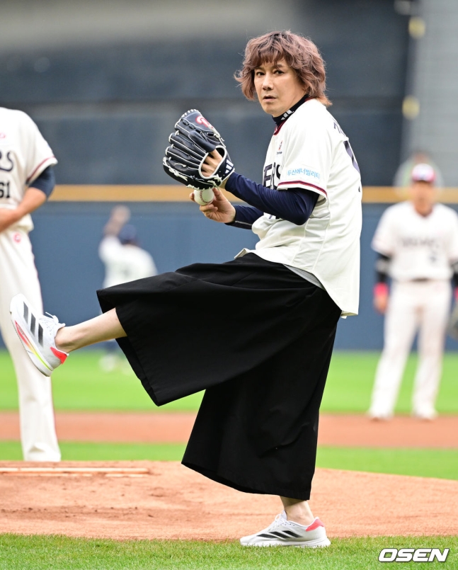 【PHOTO】歌手キム・ジャンフン、始球式に登場…美しい投球フォーム
kstyle.com/article.ksn?ar…

#キムジャンフン #김장훈