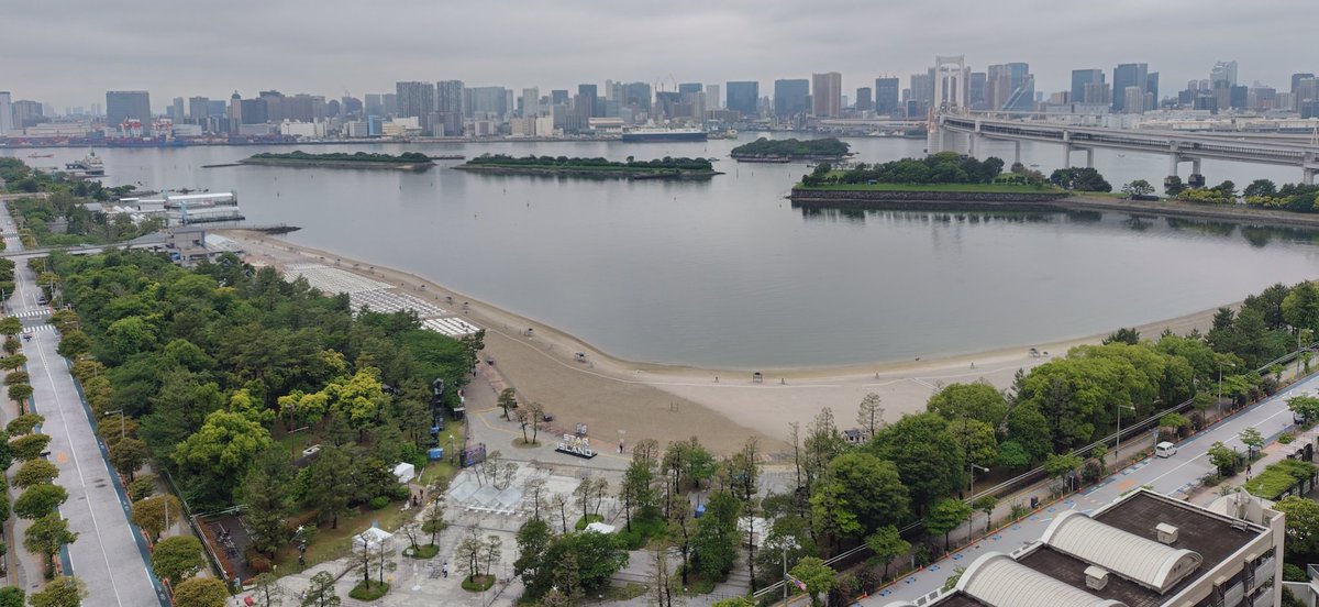 Ktoko's tweet photo. お台場は雨も上がり、今夜分の花火を載せた台船がタグボートに引かれてやってきています。
このまま降らなければ砂浜の水もある程度乾くと思うので、昨夜の方は残念でしたが、今夜チケットを持ってる人は絶好の花火日和になりそうですね。 https://t.co/js6QF24dun