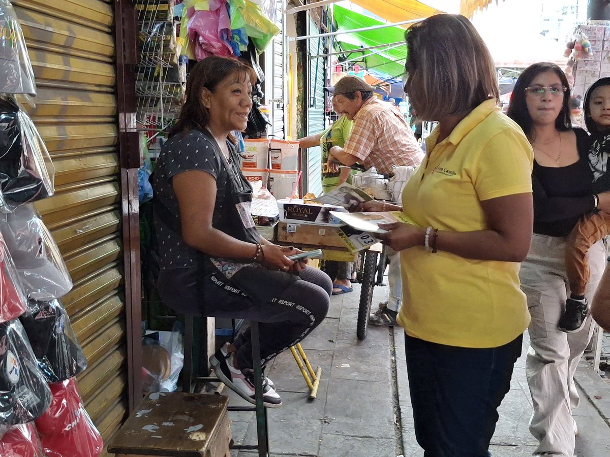 ¡De vuelta a los mercados en Puebla!
Hoy me dio mucho gusto estar en el Mercado 5 de Mayo, platicando con la gente, compartiendo cómo es que debemos votar este 1º de junio para que juntos construyamos un mejor futuro.

#LeyYJusticiaJudicial #IrinaCastillo #BoletaAmarilla03