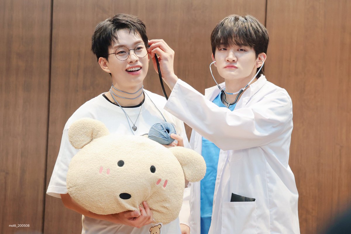 250524 디마뮤 대면 #최상엽 #조원상

상엽이형이왜그럴까