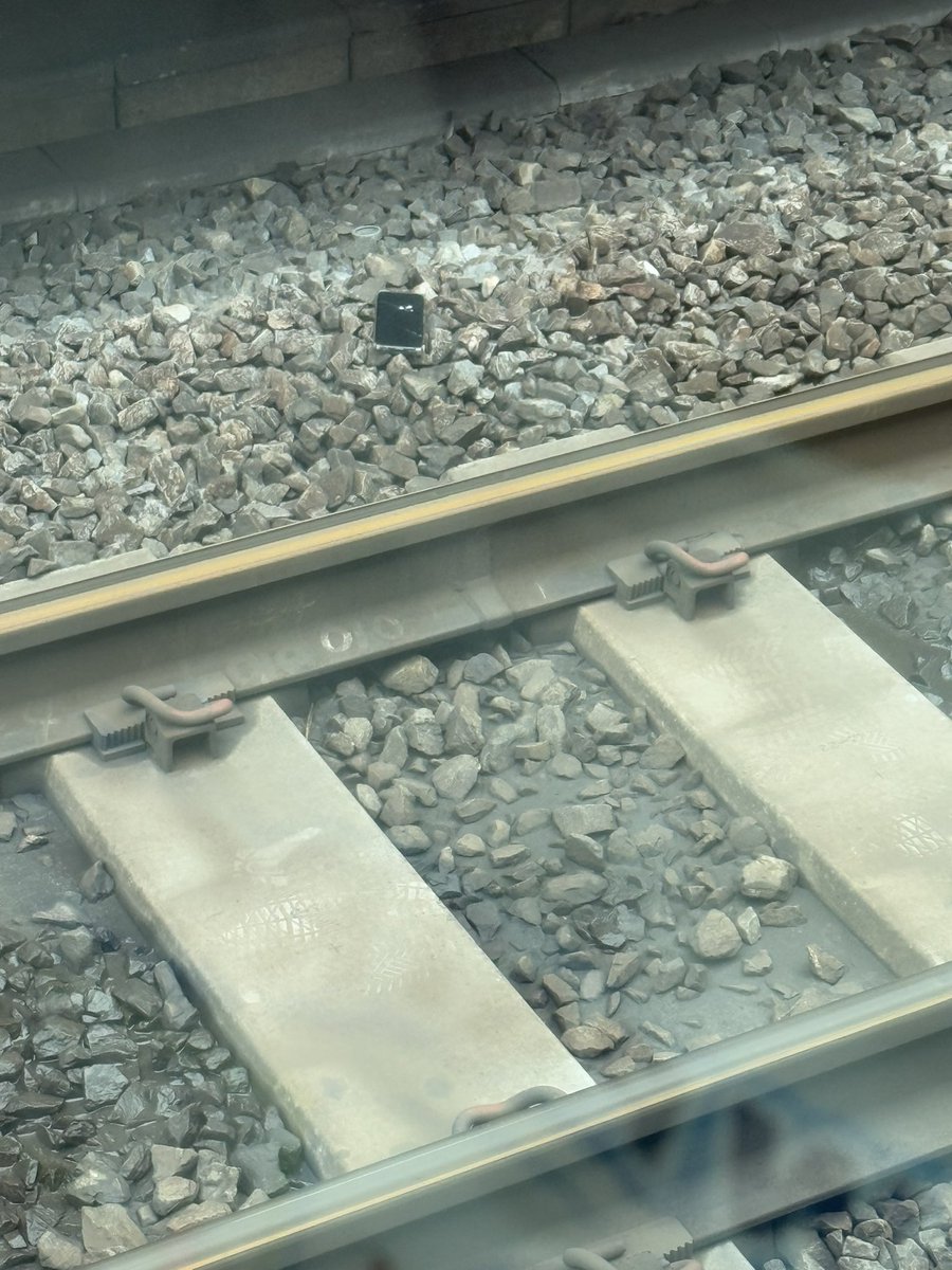 ふと、電車から外を見たら
線路にスマホが！！
北千住常磐線。。。