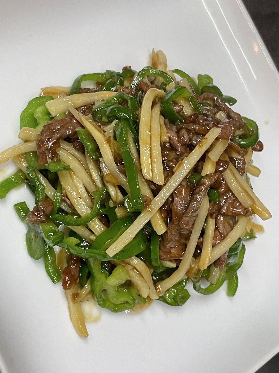 5/25日
昼夜共に通常営業です🈺

青椒🐃肉絲の牛肉は謎の呪文を唱えながら卵を吸わせ柔らかくします👌
オーストリア産F1ランク(和牛交配1世代)を使用🐃
卵が吸ってプリッとしたのを指先で感じながら仕上げます

A5ランクなら
えーご覧下さいって言っちゃいますね🫣

本日もご来店お待ちしております🍜