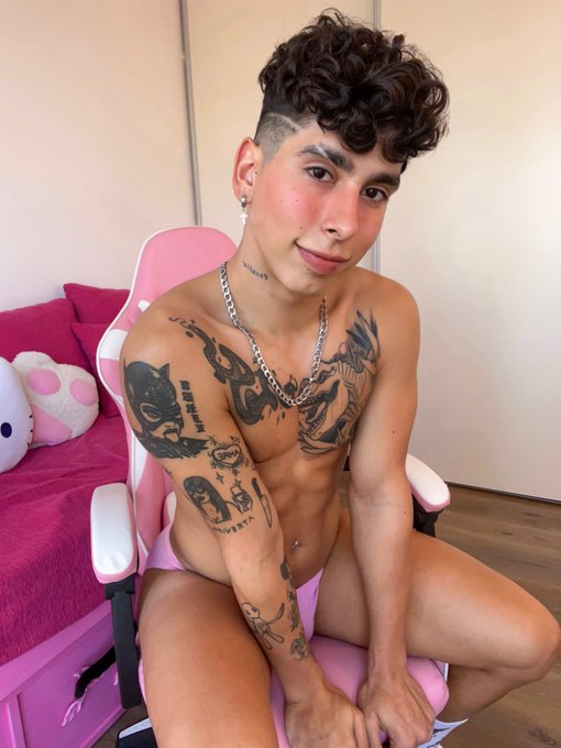 Watch Emi Vela's leaked NSFW photo on TwXstars