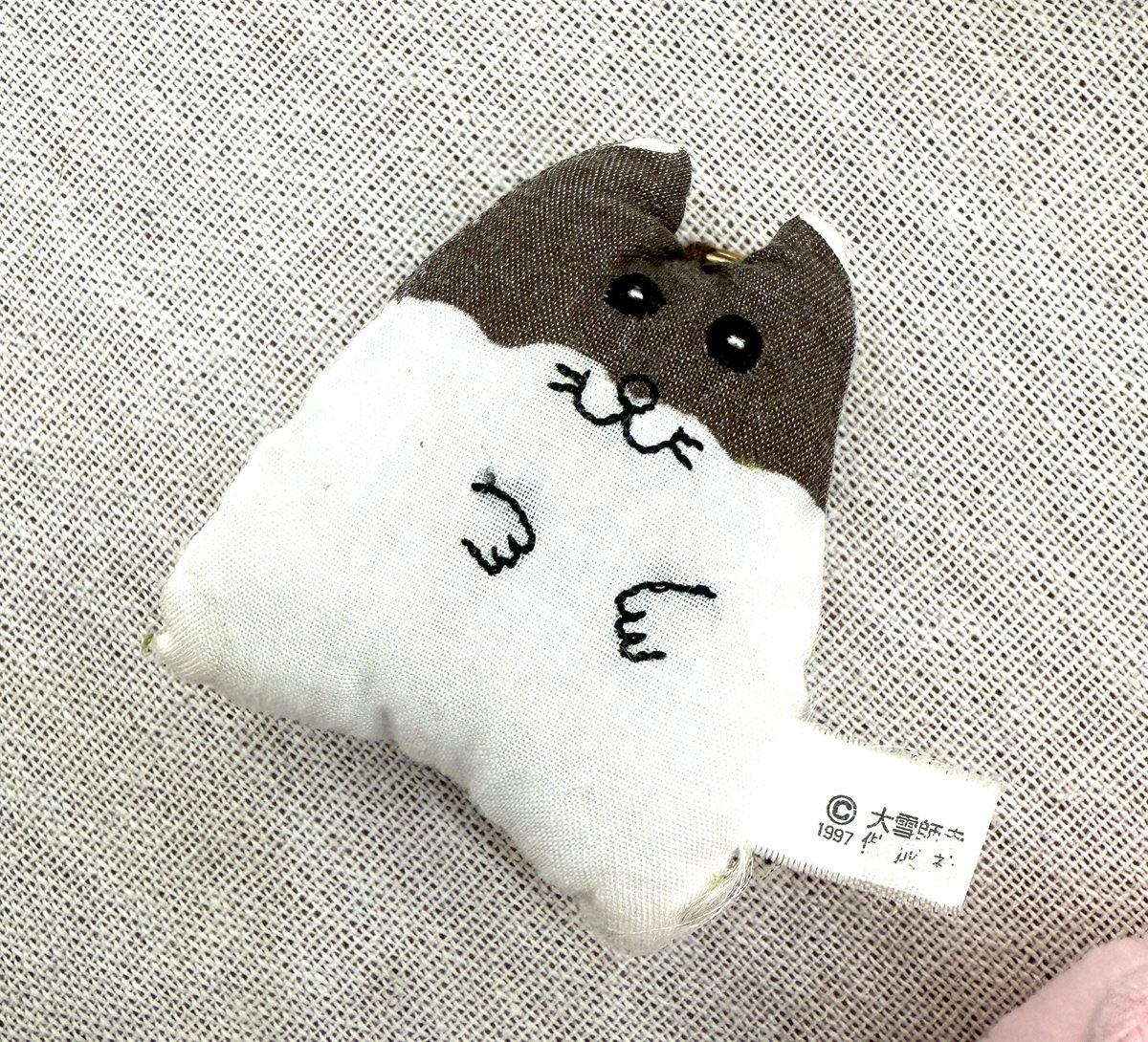 昨日の平成キャラクター倶楽部、雨の中お越しくださった皆様ありがとうございました🥹
スライドで紹介されたキャラやグッズが店主(90年生まれ)のド世代で記憶の扉が開きっぱなしでした…！
お客さんがハムぬいコレクションも持ってきてくださって最高でした❤️
幻のハムスターの研究レポートグッズも！