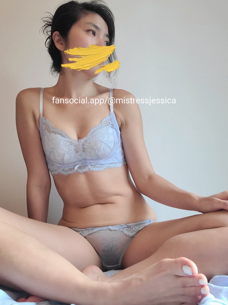 星期日的心情，總是複雜。雖然還是假期，但已經開始想像明天的工作...

今天，來一套透明感的。
你們覺得蕾絲比較好看，還是透明比較好看？我挑內衣拍片時，經常在兩者間糾結。你們對內衣，有什麼心得？