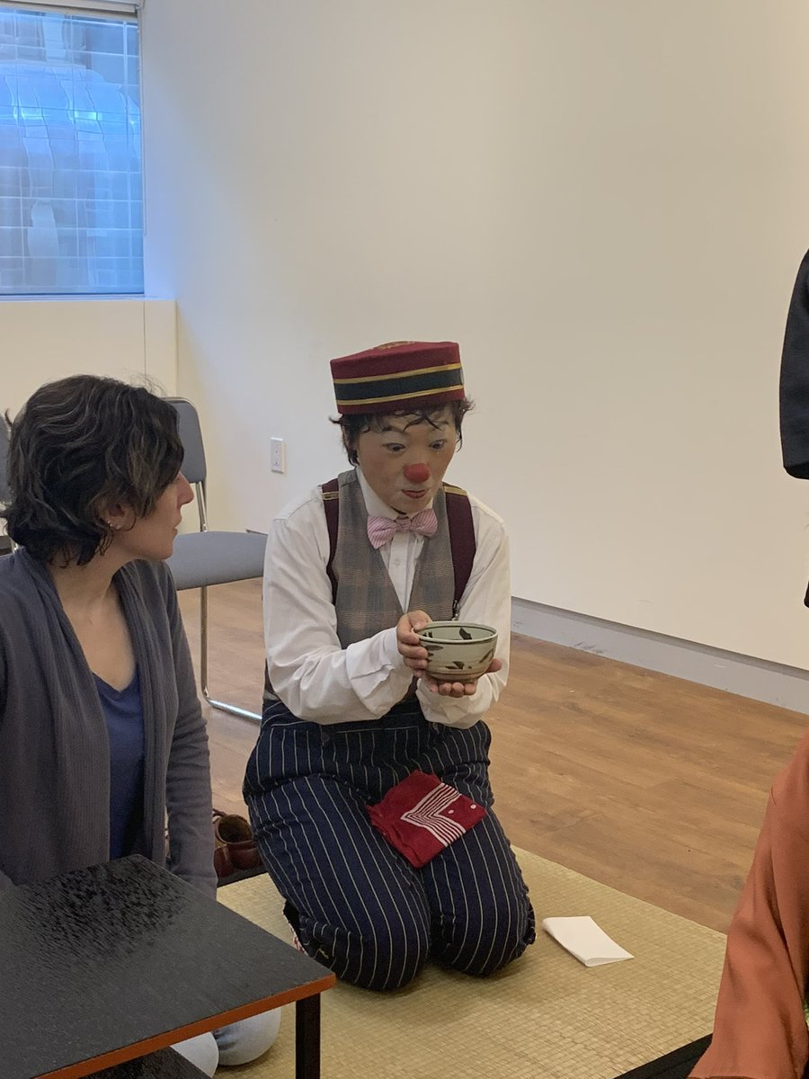 MARIKOROSSO's tweet photo. この茶道、多様性あり過ぎるって‼️
クラウンまで居ちゃってて何？
千利休。500年に渡る歴史ある茶道にて。 https://t.co/ku3ZHxGhiq