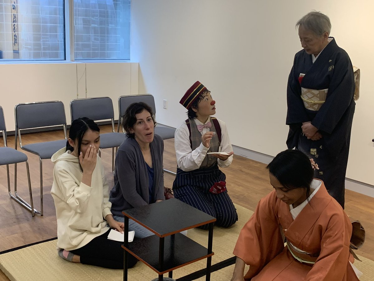 MARIKOROSSO's tweet photo. この茶道、多様性あり過ぎるって‼️
クラウンまで居ちゃってて何？
千利休。500年に渡る歴史ある茶道にて。 https://t.co/ku3ZHxGhiq