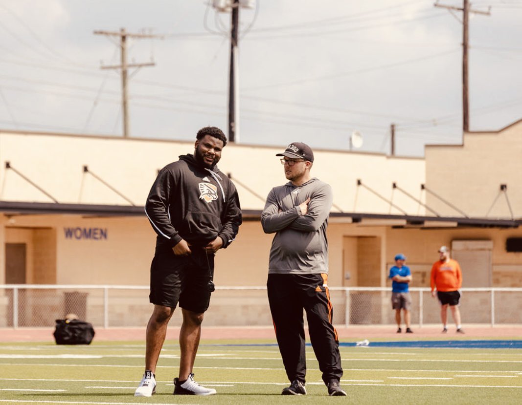 Thankful to be able to go to war with this guy. Hardest working DC in the country! <a href="/CoachShaw_Jake/">Jake Shaw</a> 🦅🆙