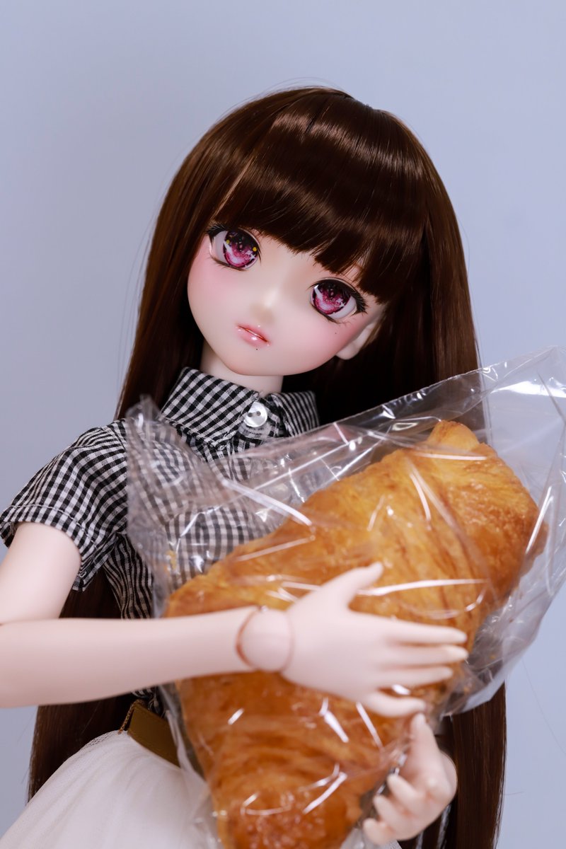 #うちのこかわいい
新人ちゃんといっしょに朝ごパン～
お気に入りのパン屋さんのクロワッサンをいただきます🎵