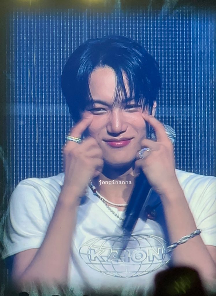 jonginanna's tweet photo. @weareoneEXO Jongin said - You took lots of photos and videos of me on your phone, right? Until next time, you guys better keep watching them. Kiss and pat your phone, okay? See you next time. Promise! 🤙🏻🥹🤍

This is exactly what i'm doing right now.
#KAIONinKL #KAIONinMY @weareoneEXO https://t.co/o5DnJJtDij