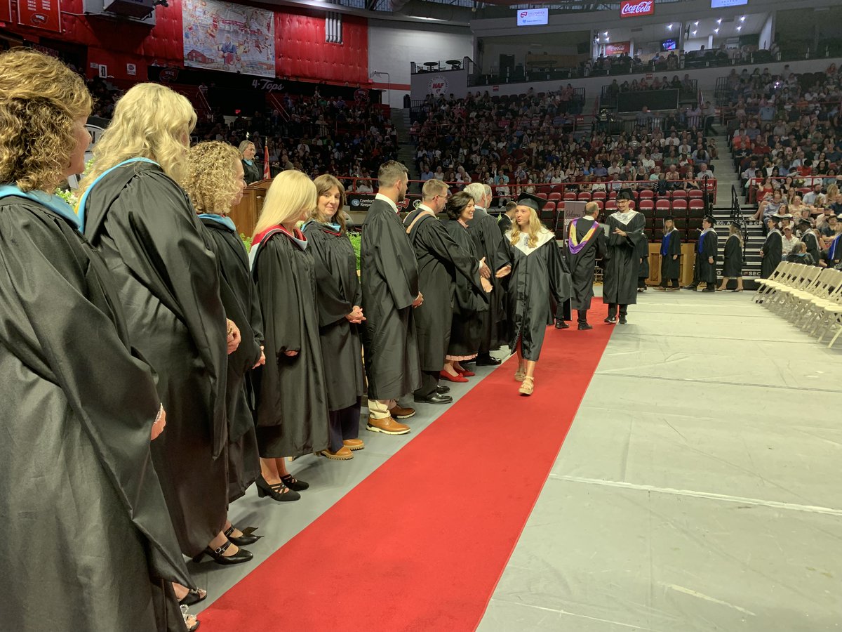 WarrenCoSchools's tweet photo. @SouthWarrenHS 🎓 Congratulations to the Class of 2025 from @SouthWarrenHS! 🌟 #PreschooltoProfession #BigDistrictBigOpportunities (4/10) https://t.co/Zpgir49uS7
