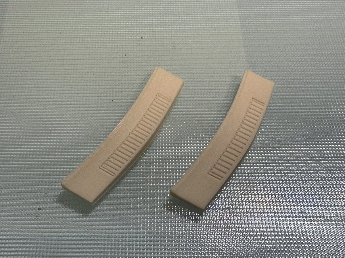 conifer_cone's tweet image. FDMの苦手な造形、ボンネットのスリットグリルのテスト
うまくいっているのは端だけであとは2本ずつくっついてしまう…よく見るとくっついている2本の間にはうっすらと溝が見える
→は本数を減らしたけどまだダメ。減らせば上手くいくけどこれ以上は減らしたくない
#blender #qholia