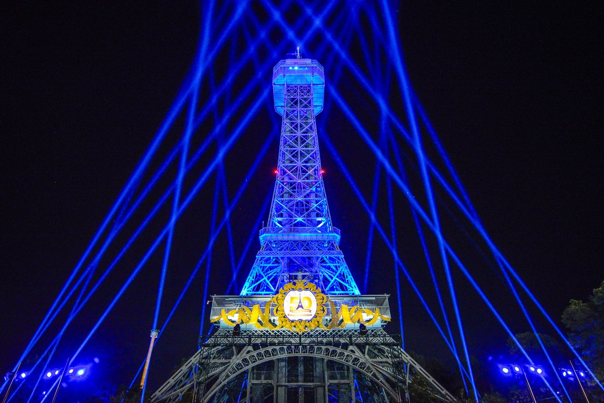 👀 Here's your first look at the new nighttime spectacle, Light the Night! It's the perfect kiss goodnight to a fun-filled day during A Golden Summerbration. Check the #KingsDominion mobile app for the latest show dates and times! #KD50