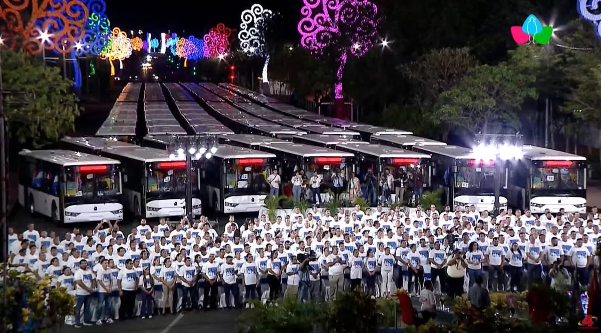 El Comandante Daniel Ortega y la Compañera Rosario Murillo, nuestros Copresidentes, recibieron cien buses donados por la República Popular de #China. Transportistas recibieron esta donación para mejorar el servicio de transporte a la población. #NicaraguaConDanielyRosario 🇳🇮🇨🇳