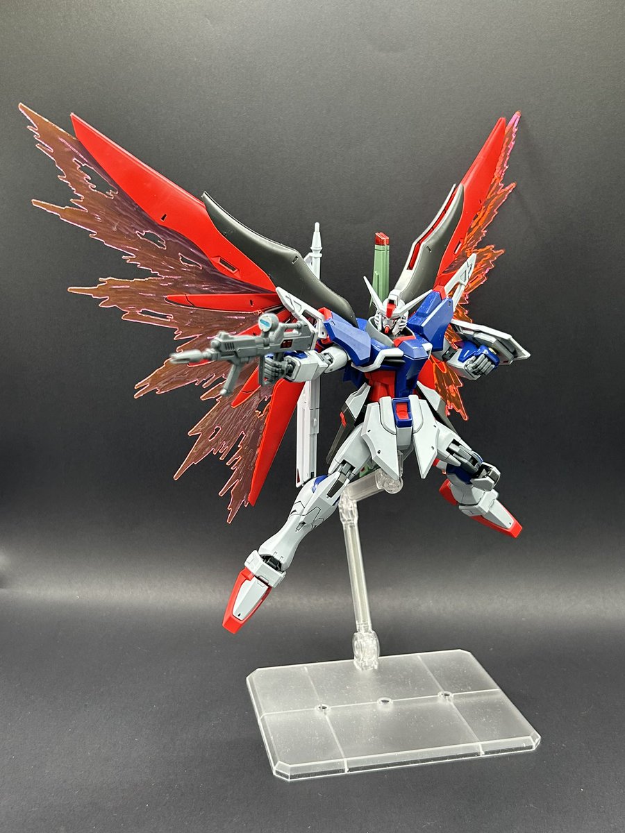 isuca2400's tweet photo. #ガンプラ好きと繋がりたい 
#ガンプラ
HG  デスティニーガンダムSpecⅡ&amp;ゼウスシルエット　作りました。
デスティニー、エフェクトあるだけでずいぶんと印象が変わりますね。
ゼウスシルエットはとにかくでかい！！この一言でしょうwですが、作り込みがすごくてデスティニー作るより時間掛かりました https://t.co/qseyK3mJrF
