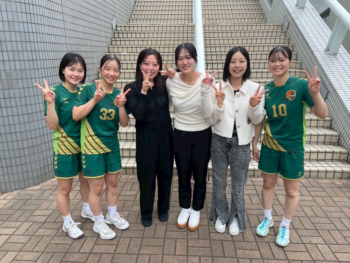 昨日の試合に14代目の梶田眞衣さん、酒井悠衣さん、佐藤翼さんが応援に駆けつけてくれました📣

たくさんのOGの方がお忙しい中、会場まで足を運び応援して下さったおかげで、このような結果を収めることができました。

本当にありがとうございました🙇‍♀️