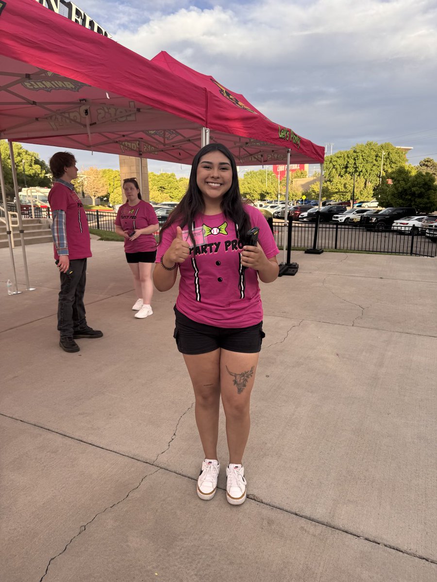 ⁦<a href="/ORUSportMgmt/">ORUSportManagement</a>⁩ major, Keona, is working the Party Animals vs. Texas Tailgaters game in Albuquerque, NM. ⁦<a href="/TheSavBananas/">Savannah Bananas</a>⁩ #GoldenStandard