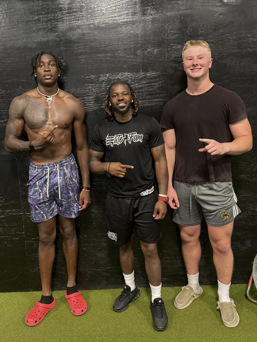 DougJohnsonJr's tweet image. 🔥 TWO MORE D1 BALLERS 🔥
Romel Stevens ➡️ Arkansas State
Jake Wilson ➡️ Wyoming

Early mornings. Late nights. No excuses. These two EARNED it.

Proud to be their coach, trainer &amp;amp; mentor.
This is what Elite⚡️Family is all about.

#EFAM #D1Bound #BuiltNotGiven #TrustTheWork
