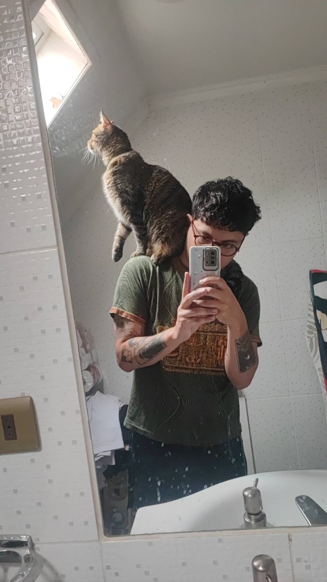 I'm so thankful and excited to be so close of 800 followers 🩷🩷 can I get 200k followers this next week??? My cat would be very proud of me