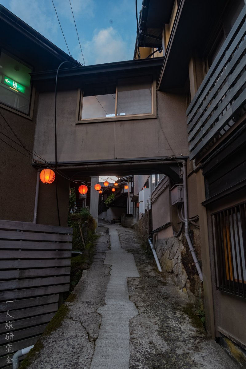 みんな大好きな、渡り廊下をくぐるタイプの道。