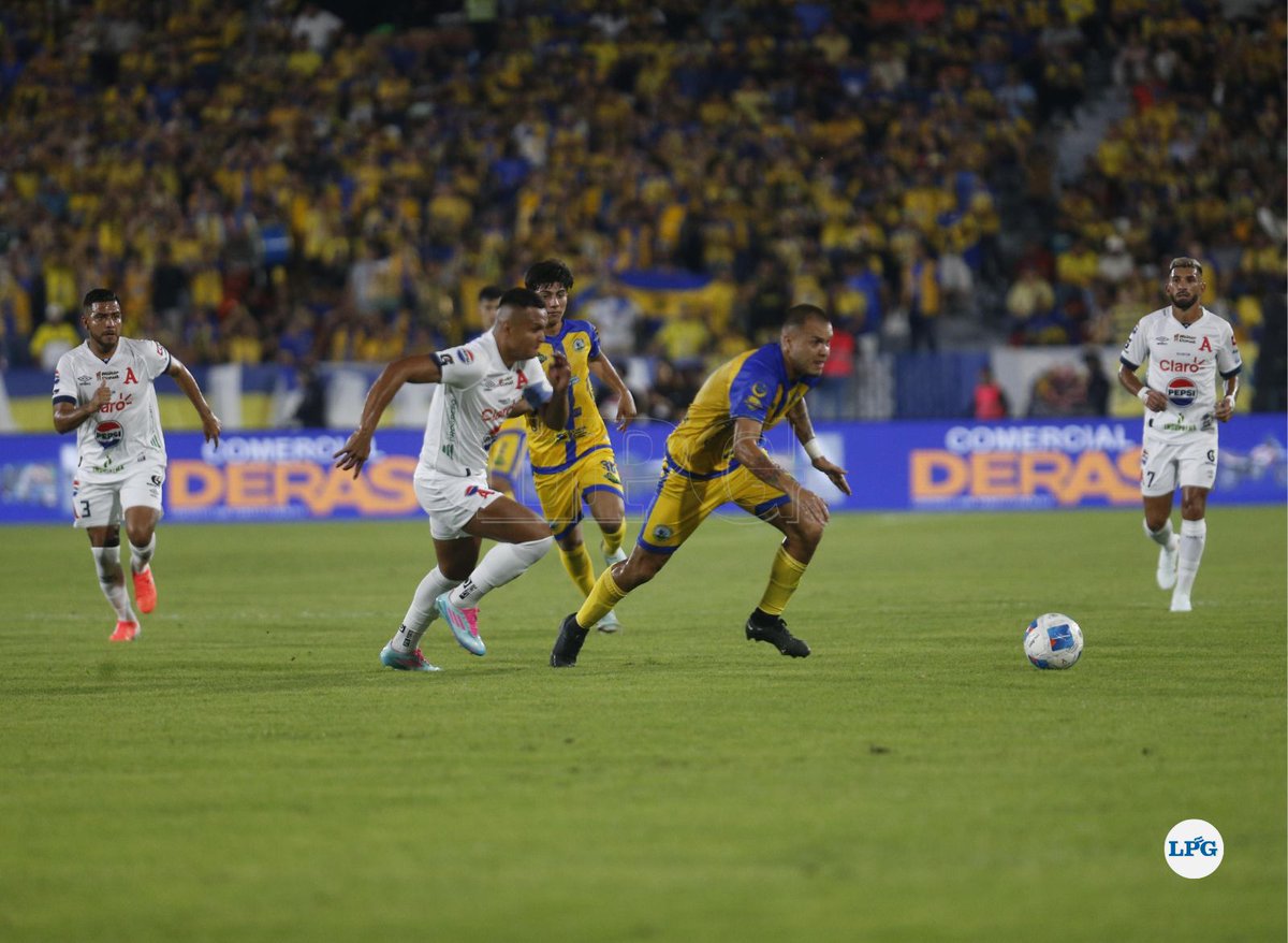 DRAMA: el Alianza y el Limeño empatan 0-0 luego de que el árbitro invalidara el gol de los cucheros al minuto 81, luego lo diera por válido, pero finalmente se confirmó que no contó la anotación.

El réferi Iván Barton mantuvo su decisión de anularlo tras conversarlo con su