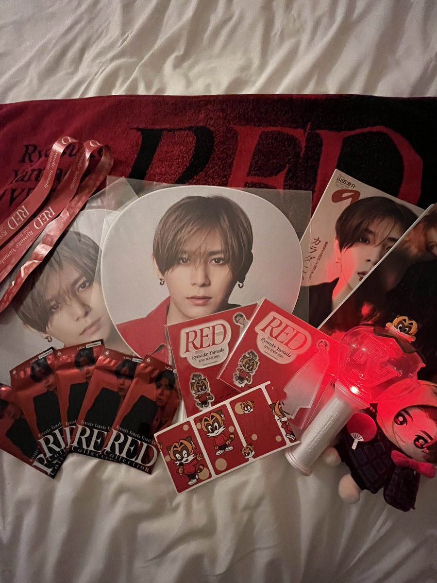 _Y_md59's tweet photo. 初めて1人で参戦してきました!!
迷子にならずたどり着けてしっかり幸せ頂きた♥️
４階席で銀テ届くはずなく🥲電車待ちで良かったらどうぞって2本も譲ってくれた( т т )感謝です😭 https://t.co/hxjqpsvbXQ