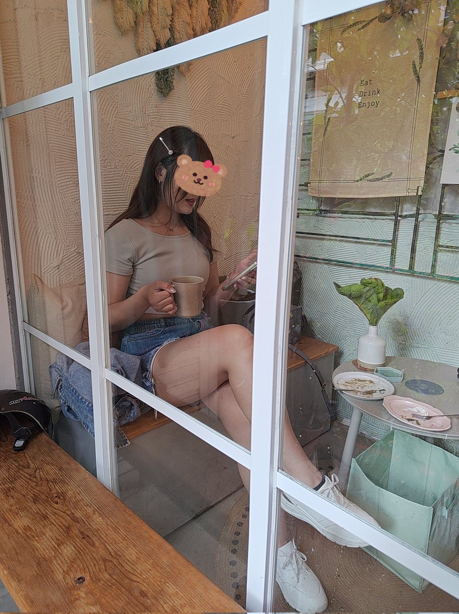 「隔著玻璃窗
看到妳對著手機傻笑的樣子
畫面太美，我只好讓他定格在這瞬間」
By Gentleman 

6/12(四)、6/13(五)的晚上 
有台中的朋友可以陪我們吃個飯嗎🥲
只要感覺好 後續沒煩惱😈
#夫妻情侶
#台中
#同房換不換