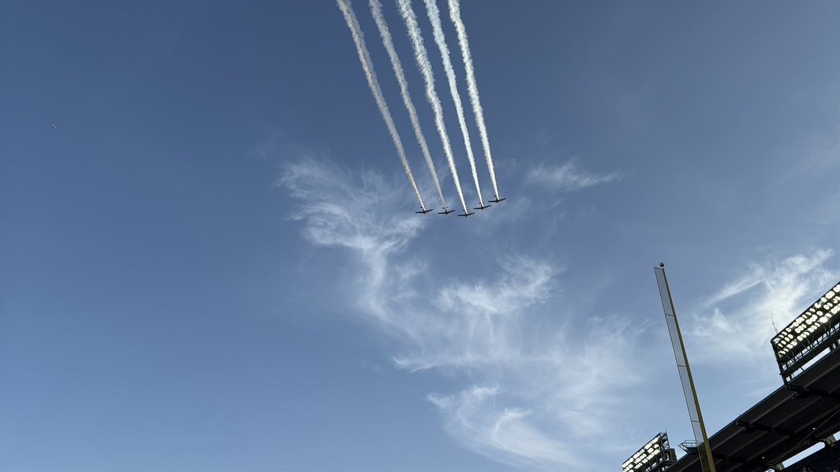 v_izumi123_v's tweet photo. 友達が誘ってくれたので、エンジェルスを見に来ました〜。
Memorial Day Weekend なので、Military Appreciation Nightで、国歌斉唱の後、戦闘機のFlyoverもあって、良かったよ〜。
#AngelsGame #MLB観戦 #MemorialDayWeekend #MilitaryAppreciationNight #国歌斉唱 #Flyover #戦闘機 #エンジェルス観戦 #アナハイムスタジアム #野球観戦 #アメリカ生活 #週末の過ごし方