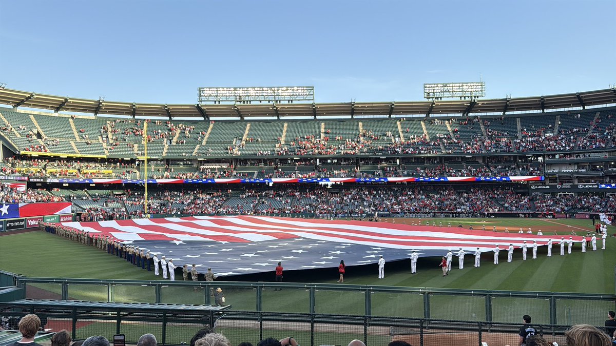 v_izumi123_v's tweet photo. 友達が誘ってくれたので、エンジェルスを見に来ました〜。
Memorial Day Weekend なので、Military Appreciation Nightで、国歌斉唱の後、戦闘機のFlyoverもあって、良かったよ〜。
#AngelsGame #MLB観戦 #MemorialDayWeekend #MilitaryAppreciationNight #国歌斉唱 #Flyover #戦闘機 #エンジェルス観戦 #アナハイムスタジアム #野球観戦 #アメリカ生活 #週末の過ごし方