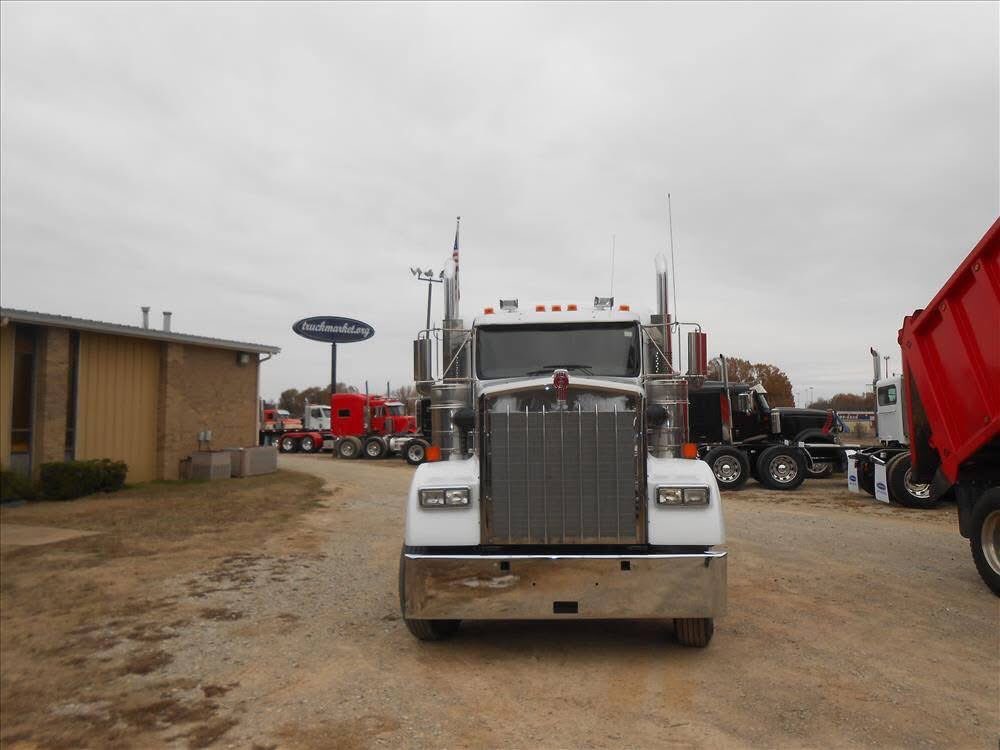 RandyT110's tweet photo. This week we are Featuring (5)  2014 KENWORTH W900 Aerocab Flatop Sleepers for sale. Miles range from 87k to 112k , ALLISON AUTOMATIC 4500RDS TRANSMISSION, 500hp Cummins, 46K REARS, 3/4 DIFF LOCKERS. Asking $74,750. Check out the photos https://t.co/q9U3yjoJRg