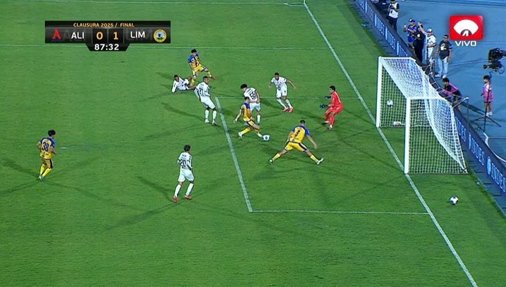 JosueValiente47's tweet photo. El gol está BIEN ANULADO. El problema es que el central Iván Barton lo anula, luego lo válida y después, tras hablar con el cuarto arbitro, lo vuelve a anular ❌ https://t.co/Qhn0f2HQyu