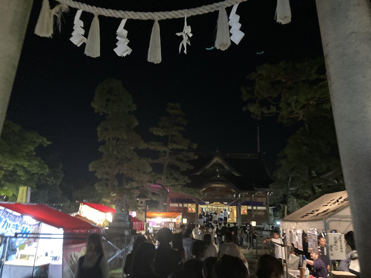 QI35007's tweet photo. 友達と三条祭に行きました。去年に比べて人も屋台もたくさんあったけど、14・15の2日間の開催のうち自分は2日��も夜しか行けず、あまり屋台を楽しめなかったので、来年は昼にある大名行列に参加したいです。
#選びたくなるまち三条　#三条市　#学生まちなか https://t.co/8fM4oguKeU