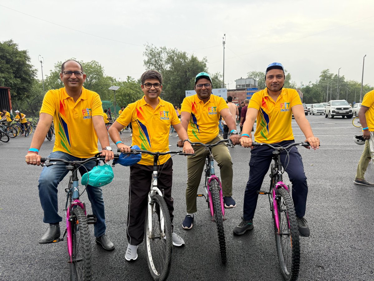 DDNewslive's tweet photo. 🚴‍♂️ #SundaysOnCycle – Delhi Edition with Journalists! 🗞️
A refreshing ride through the capital as stories, conversations, and pedal power come together. 📰🌇
#DelhiDiaries @tapasjournalist @Nitendradd @Mukesh1481 https://t.co/e2reg67O0h
