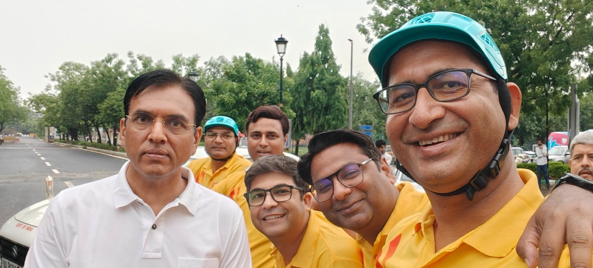 DDNewslive's tweet photo. 🚴‍♂️ #SundaysOnCycle – Delhi Edition with Journalists! 🗞️
A refreshing ride through the capital as stories, conversations, and pedal power come together. 📰🌇
#DelhiDiaries @tapasjournalist @Nitendradd @Mukesh1481 https://t.co/e2reg67O0h