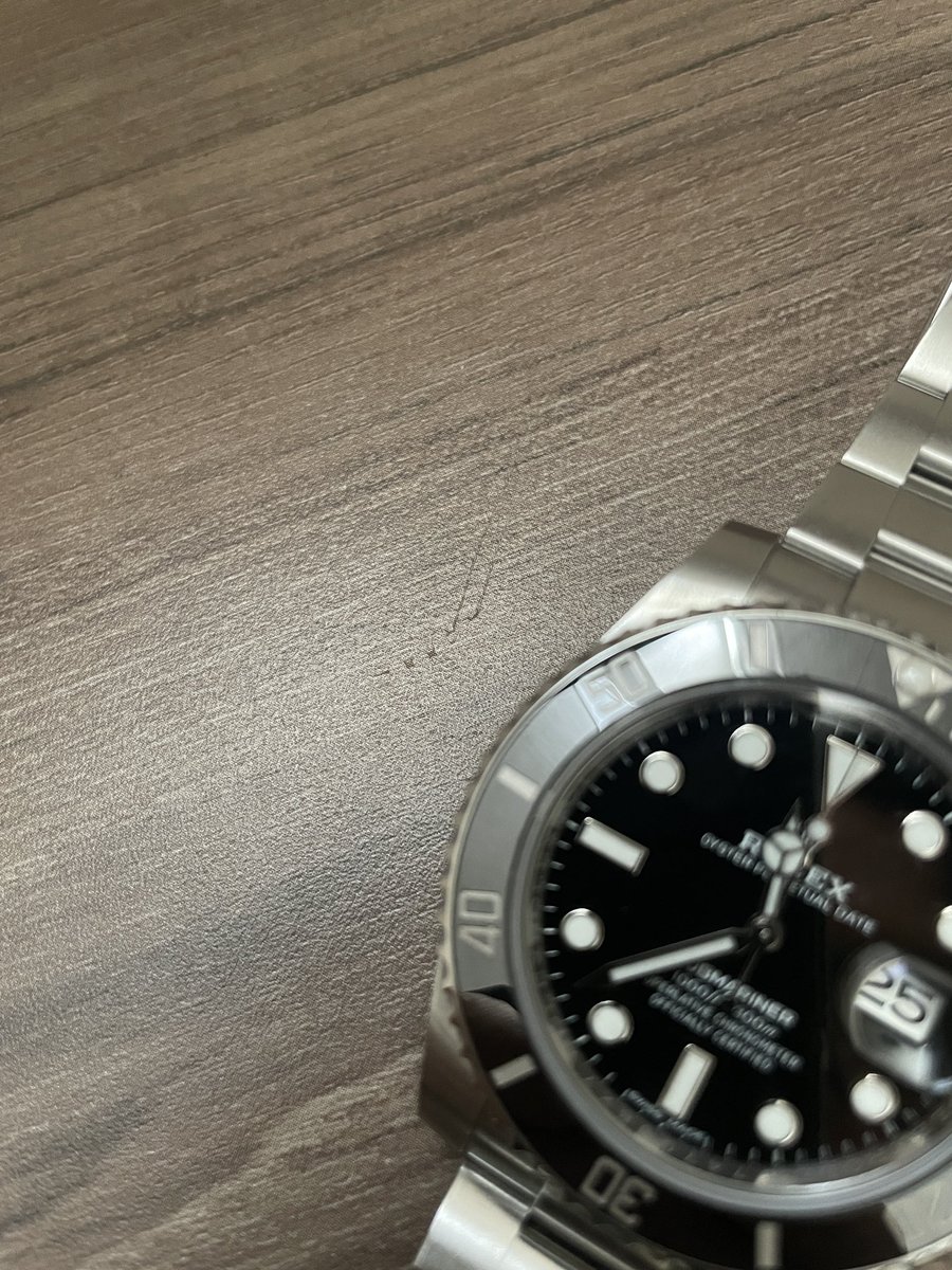sio_0200's tweet photo. 手に荷物持った状態で躓いて倒れ、床に明らかにサブマリーナのベゼルでついたことが分かる傷が… https://t.co/e3eGXKtmaH