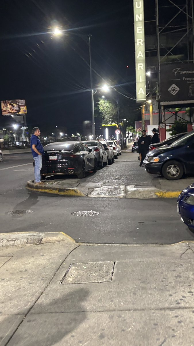 Que chingue a su madre el peatón, al fin que es lo que promueven en <a href="/UCS_GCDMX/">Unidad de Contacto del Secretario SSC CDMX</a> que se estacionen en la acera. Tlalpan 1105, entre Ticoman e Independencia. No van a venir, pero que quede registro de sus omisiones