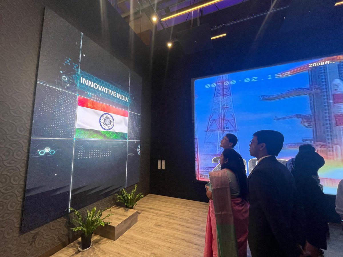 H.E. Mr Keiichi ONO, Ambassador of Japan to India, visited the India Pavilion – Bharat at #Expo2025Osaka!
He delivered a special address and experienced the vibrant showcase of India’s cultural richness, technological prowess, and investment potential — a special moment