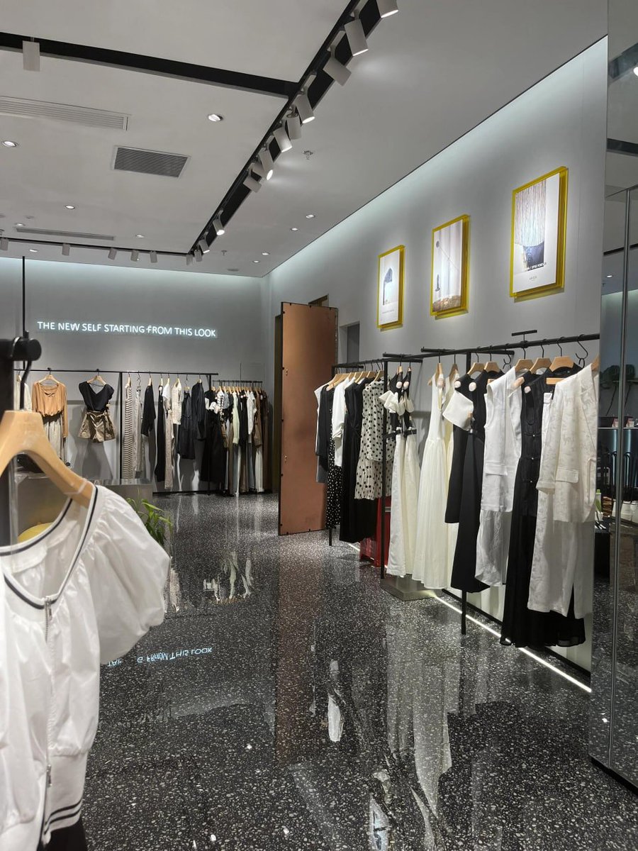 曇り空だし、服を買いに行こう！誰が私を探しに来たいですか。☔️🛍️