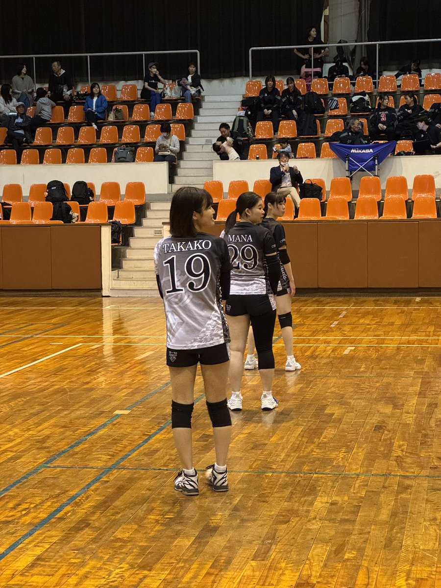 【社会人女子チーム】
本日、こちらでした！
女子のクラブカップ千葉県予選。
結果は以下の通り👇
▼1回戦vs KUISさん
○25-4●
○25-15●
▼決勝戦vs CB CLUBさん
●16-25○
●14-25○
最終結果→準優勝🥈

残念ながら2年連続の全国大会とはならず…💦