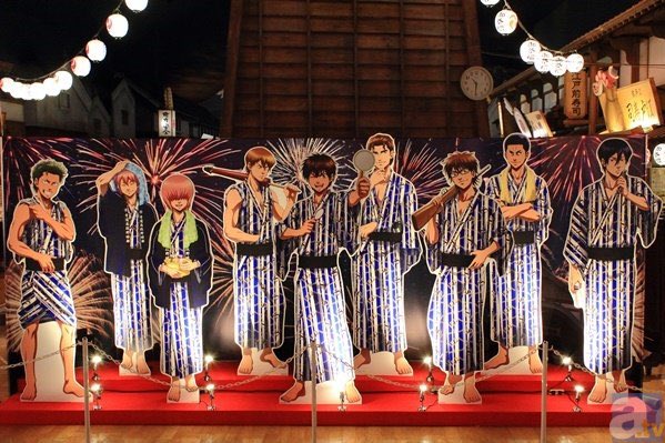 이 콜라보 볼때마다 왜 쿠라모치만 저러고있는지 너무궁금해짐 저건 유카타..보다는 주먹도끼 들고다닐거같잖냐