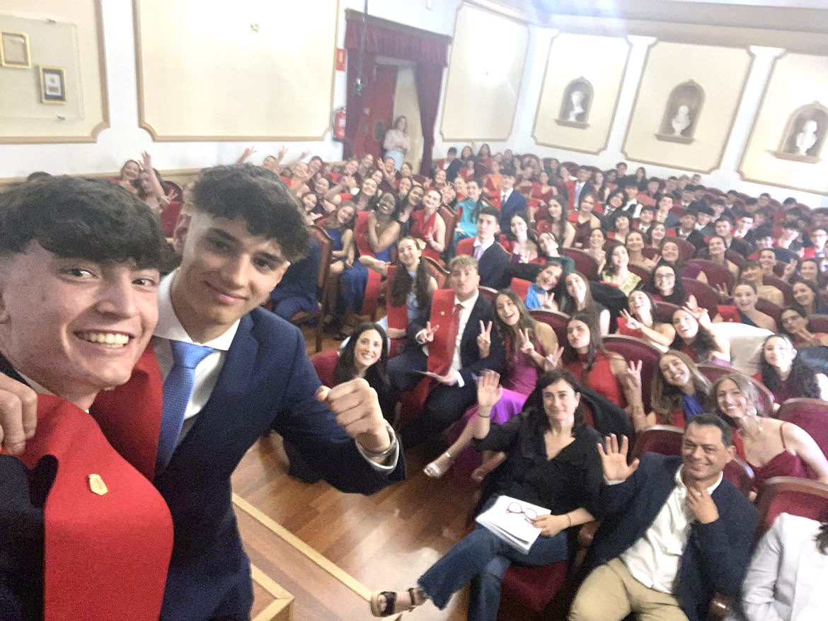 Después de su brillante discurso en el acto de graduación de la Promoción 2023-2025, Diego y Fran se atrevieron con este selfie. 
Nunca se había hecho. #Mxns