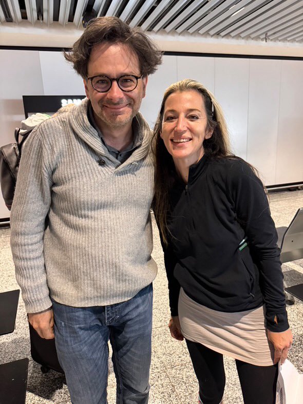 When you bump into an old friend from yr early 20s in the Frankfurt airport and you both marvel at being much older and spend the whole fucking time in the labyrinth of customs and bus lines gabbing and catching up and being ridiculous 🥳