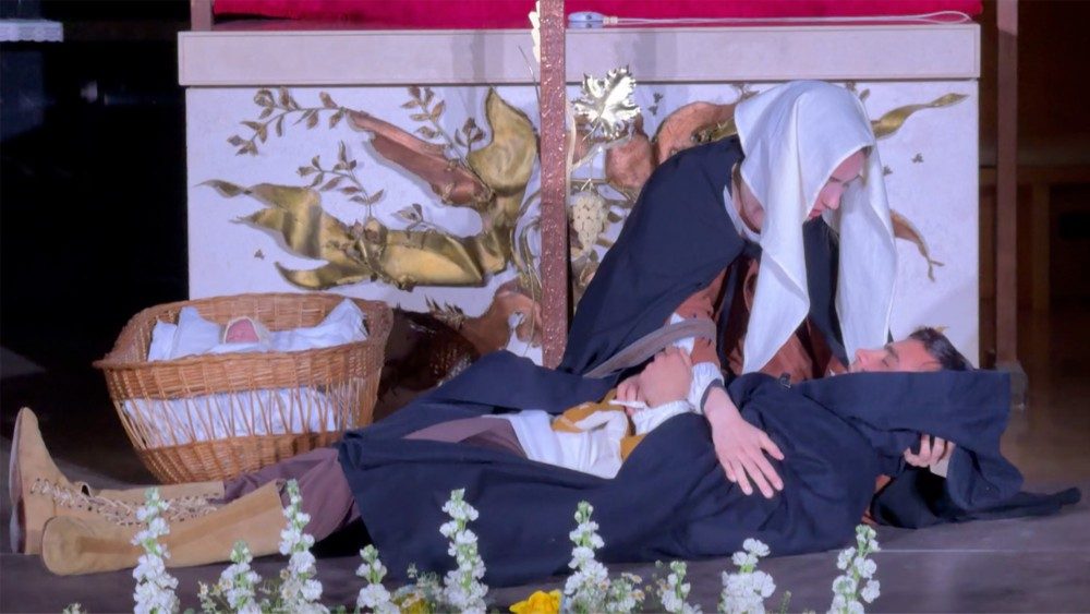 vaticannews_it's tweet photo. Una serata evento, con scene teatrali e riflessioni proposte da religiose e religiosi della famiglia agostiniana, ha concluso ieri le celebrazioni per i 125 anni dalla canonizzazione di #SantaRita da #Cascia, che offre un messaggio di misericordia, perdono e riconciliazione https://t.co/QZv68OteW7