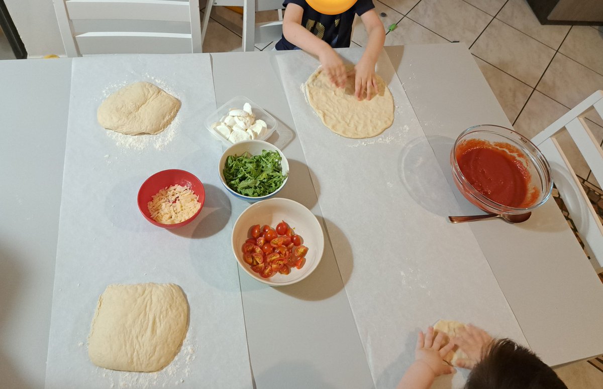 StephChristineM's tweet photo. Nos salimos de la alimentación keto. Para complacer a los más chiquitos ( y a los padres también) hahahhaa noche de pizzas hechas en casa ❤️✨️💯🍕 https://t.co/32YiIqNWYJ