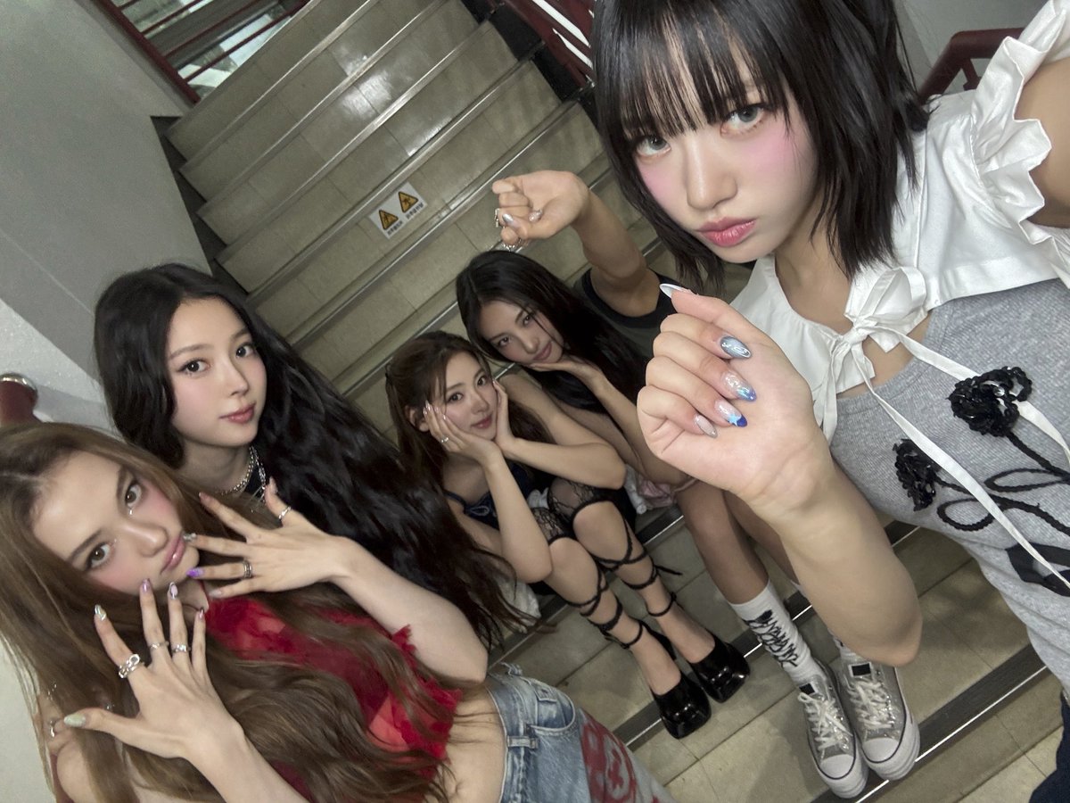 [📸] 250525 #MENOVV

SBS 인기가요 ⭐️⭐️⭐️⭐️⭐️

#MEOVV #미야오
#MYEYESOPENVVIDE
#THEBLACKLABEL #더블랙레이블