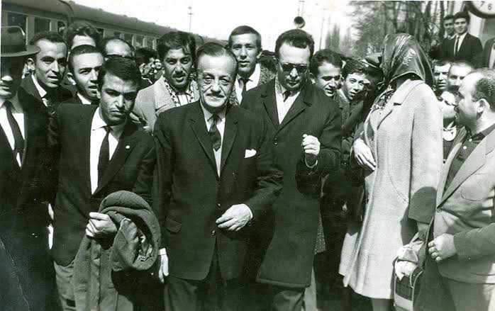 “ Kurtulur dil tarih ahlak ve iman
Görürler nasılmış neymiş kahraman
Yer ve gök su vermem dediği zaman
Her tarlayı sular arkımız bizim ”

Şair, yazar, fikir ve aksiyon adamı #NecipFazılKısakürek’i vefatının yıl dönümünde rahmet ve minnetle anıyorum